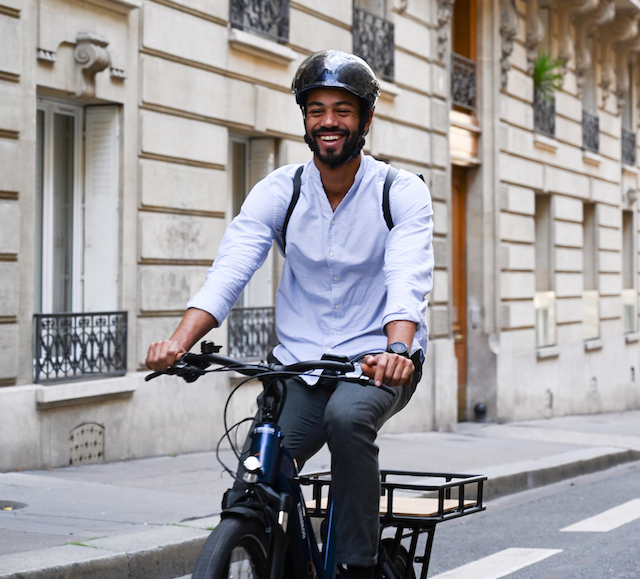 homme-souriant-roule-velo-cargo