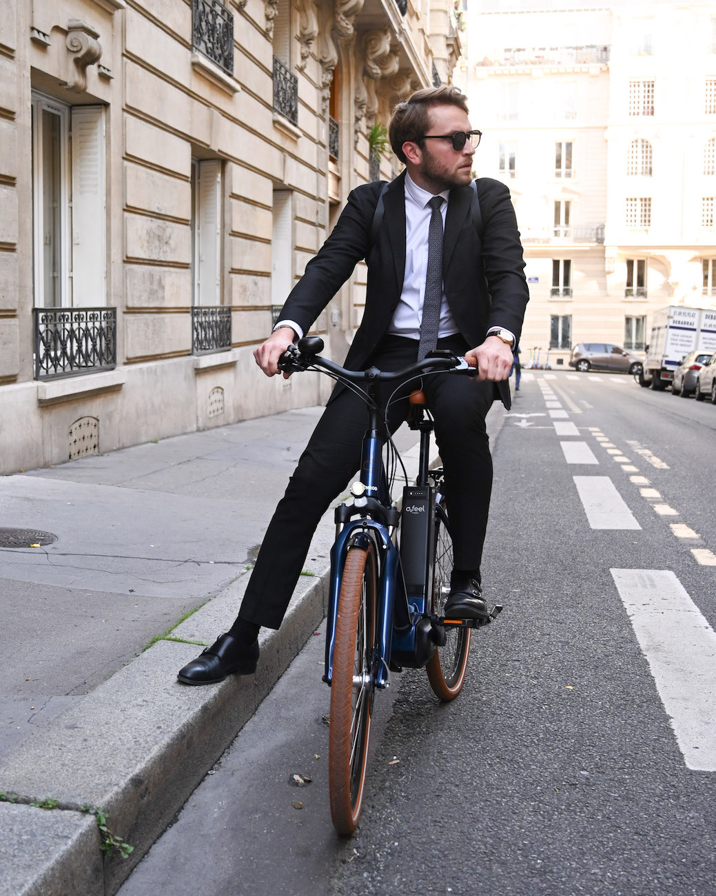 homme-costume-velo-a-l-arret