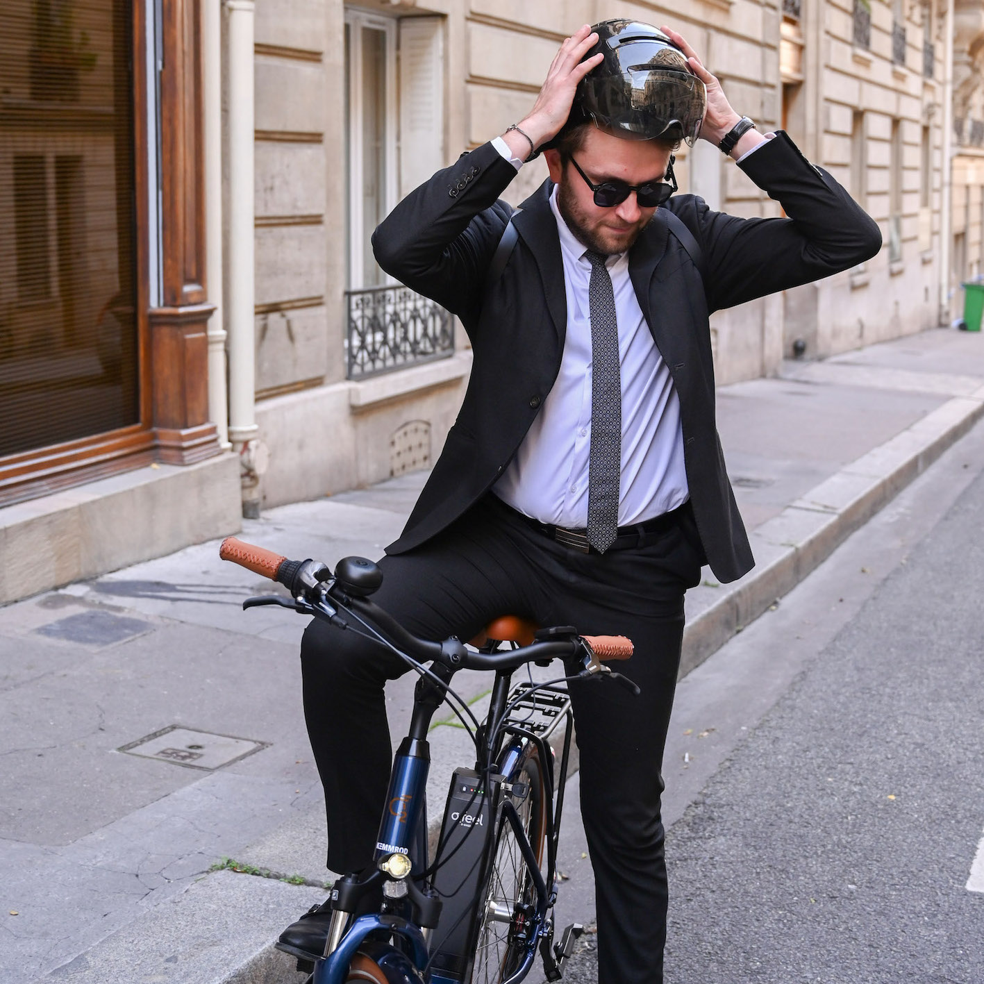 homme-accroche-son-casque-sur-son-velo