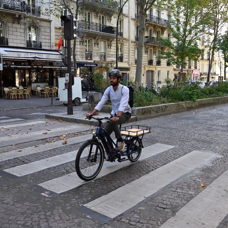 homme-velo-electrique-cargo