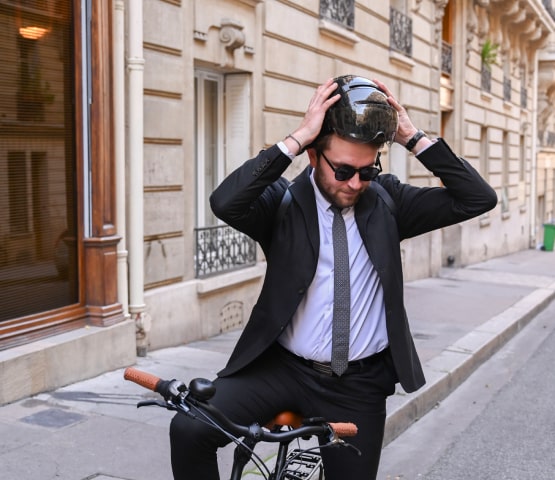 Cadre dynamique avec un vélo écomobile pour ses trajets quotidiens