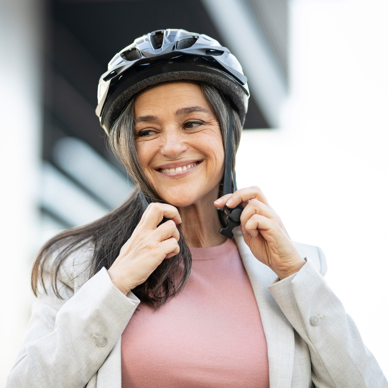 femme-accroche-casque-velo